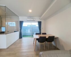 For rent: 2-story townhome near Mega Bangna, best location in the area, Indy 2 Bangna-Ramkhamhaeng 2, the front of the house faces south, the back of the house has an awning and artificial grass, beautiful house, clean, fully furnished, ready to move in.
