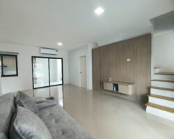 For rent: 2-story townhome in the Pleno Sukhumvit-Bangna 3 The front of the house is 6.65 meters wide, can park 2 cars, and also has a garden corner for planting trees. The location is near Mega Bangna and can travel via many routes, including Bangna-Trad and Buanakarin Road, Nam Daeng, Theparak. The front has a carport roof, the back has a roof extension and a kitchen is complete. Beautiful house, ready to move in.