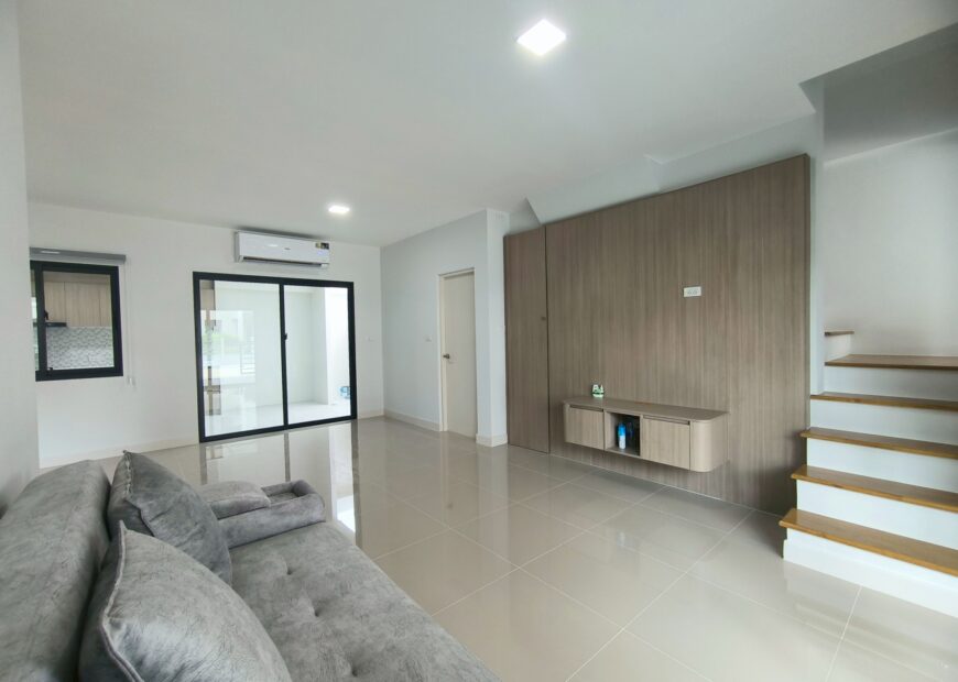 For rent: 2-story townhome in the Pleno Sukhumvit-Bangna 3 The front of the house is 6.65 meters wide, can park 2 cars, and also has a garden corner for planting trees. The location is near Mega Bangna and can travel via many routes, including Bangna-Trad and Buanakarin Road, Nam Daeng, Theparak. The front has a carport roof, the back has a roof extension and a kitchen is complete. Beautiful house, ready to move in.