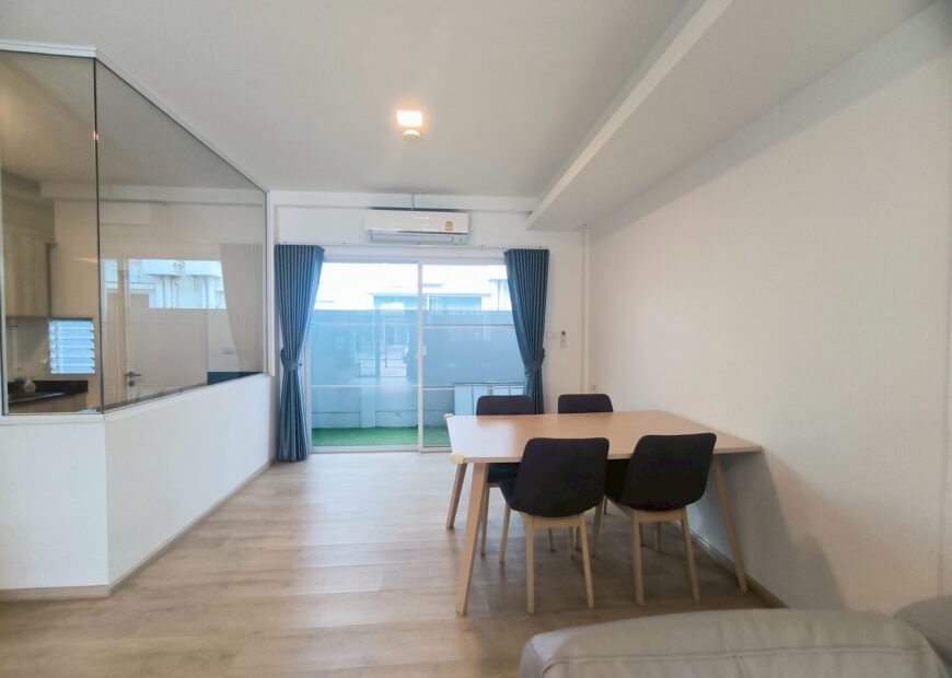 For rent: 2-story townhome near Mega Bangna, best location in the area, Indy 2 Bangna-Ramkhamhaeng 2, the front of the house faces south, the back of the house has an awning and artificial grass, beautiful house, clean, fully furnished, ready to move in.