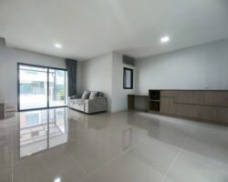 For rent: 2-story townhome in the Pleno Sukhumvit-Bangna 3 The front of the house is 6.65 meters wide, can park 2 cars, and also has a garden corner for planting trees. The location is near Mega Bangna and can travel via many routes, including Bangna-Trad and Buanakarin Road, Nam Daeng, Theparak. The front has a carport roof, the back has a roof extension and a kitchen is complete. Beautiful house, ready to move in.