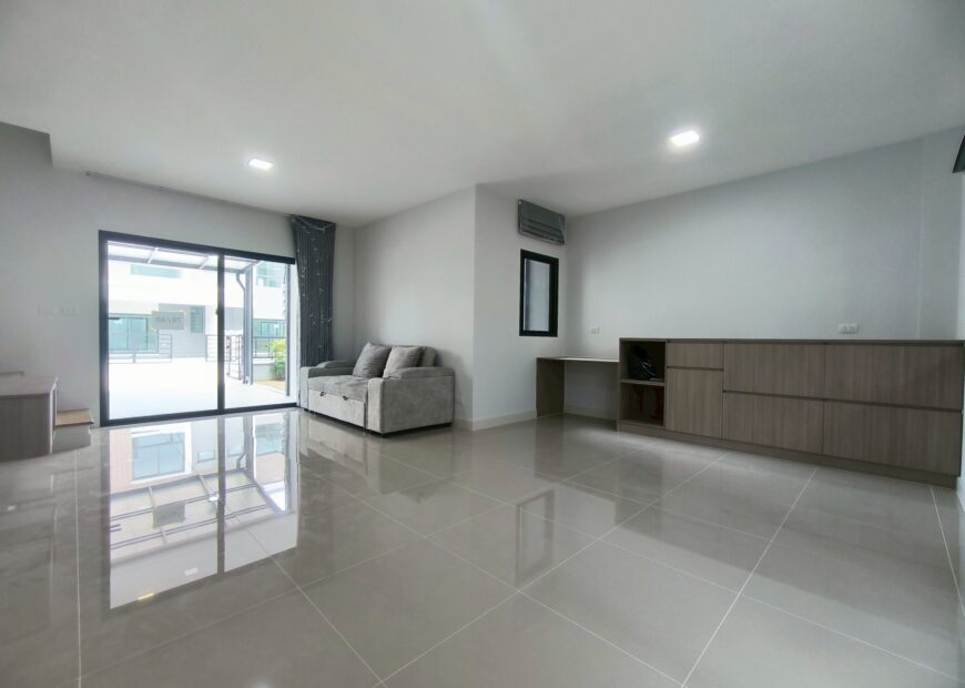 For rent: 2-story townhome in the Pleno Sukhumvit-Bangna 3 The front of the house is 6.65 meters wide, can park 2 cars, and also has a garden corner for planting trees. The location is near Mega Bangna and can travel via many routes, including Bangna-Trad and Buanakarin Road, Nam Daeng, Theparak. The front has a carport roof, the back has a roof extension and a kitchen is complete. Beautiful house, ready to move in.