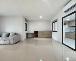 For rent: 2-story townhome in the Pleno Sukhumvit-Bangna 3 The front of the house is 6.65 meters wide, can park 2 cars, and also has a garden corner for planting trees. The location is near Mega Bangna and can travel via many routes, including Bangna-Trad and Buanakarin Road, Nam Daeng, Theparak. The front has a carport roof, the back has a roof extension and a kitchen is complete. Beautiful house, ready to move in.