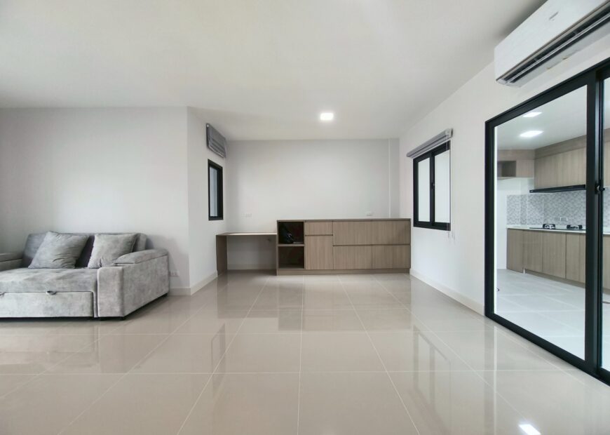 For rent: 2-story townhome in the Pleno Sukhumvit-Bangna 3 The front of the house is 6.65 meters wide, can park 2 cars, and also has a garden corner for planting trees. The location is near Mega Bangna and can travel via many routes, including Bangna-Trad and Buanakarin Road, Nam Daeng, Theparak. The front has a carport roof, the back has a roof extension and a kitchen is complete. Beautiful house, ready to move in.