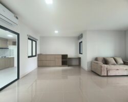 For rent: 2-story townhome in the Pleno Sukhumvit-Bangna 3 The front of the house is 6.65 meters wide, can park 2 cars, and also has a garden corner for planting trees. The location is near Mega Bangna and can travel via many routes, including Bangna-Trad and Buanakarin Road, Nam Daeng, Theparak. The front has a carport roof, the back has a roof extension and a kitchen is complete. Beautiful house, ready to move in.