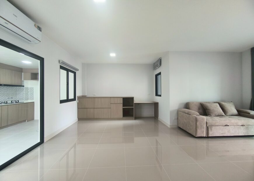 For rent: 2-story townhome in the Pleno Sukhumvit-Bangna 3 The front of the house is 6.65 meters wide, can park 2 cars, and also has a garden corner for planting trees. The location is near Mega Bangna and can travel via many routes, including Bangna-Trad and Buanakarin Road, Nam Daeng, Theparak. The front has a carport roof, the back has a roof extension and a kitchen is complete. Beautiful house, ready to move in.