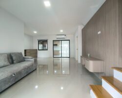 For rent: 2-story townhome in the Pleno Sukhumvit-Bangna 3 The front of the house is 6.65 meters wide, can park 2 cars, and also has a garden corner for planting trees. The location is near Mega Bangna and can travel via many routes, including Bangna-Trad and Buanakarin Road, Nam Daeng, Theparak. The front has a carport roof, the back has a roof extension and a kitchen is complete. Beautiful house, ready to move in.