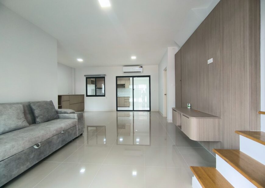 For rent: 2-story townhome in the Pleno Sukhumvit-Bangna 3 The front of the house is 6.65 meters wide, can park 2 cars, and also has a garden corner for planting trees. The location is near Mega Bangna and can travel via many routes, including Bangna-Trad and Buanakarin Road, Nam Daeng, Theparak. The front has a carport roof, the back has a roof extension and a kitchen is complete. Beautiful house, ready to move in.