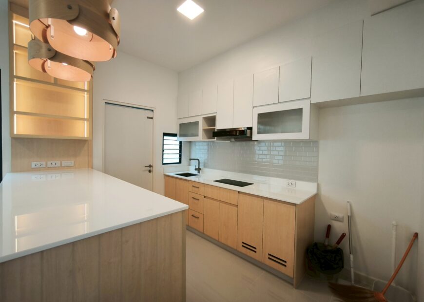 ขาย / ให้เช่า ทาวน์โฮม 2 ชั้น โครงการวิลลาจจิโอ 3 ศรีนครินทร์-บางนา เข้าออกได้หลายเส้นทาง ทั้งบางนา-ตราด กม.5 , ศรีนครินทร์ (หนามแดง) , เทพารักษ์ เดินทางไปเมกาบางนาเพียงไม่กี่นาที (เลียบทางด่วน) บ้านแปลงมุม มีชั้นลอยในห้องนอนใหญ่ Built ครัว และบริเวณที่วางทีวีเรียบร้อย