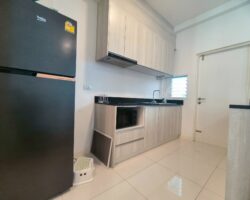 For rent: 2-story townhome near Mega Bangna, best location in the area, Indy 2 Bangna-Ramkhamhaeng 2, the front of the house faces south, the back of the house has an awning and artificial grass, beautiful house, clean, fully furnished, ready to move in.