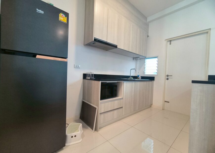 For rent: 2-story townhome near Mega Bangna, best location in the area, Indy 2 Bangna-Ramkhamhaeng 2, the front of the house faces south, the back of the house has an awning and artificial grass, beautiful house, clean, fully furnished, ready to move in.