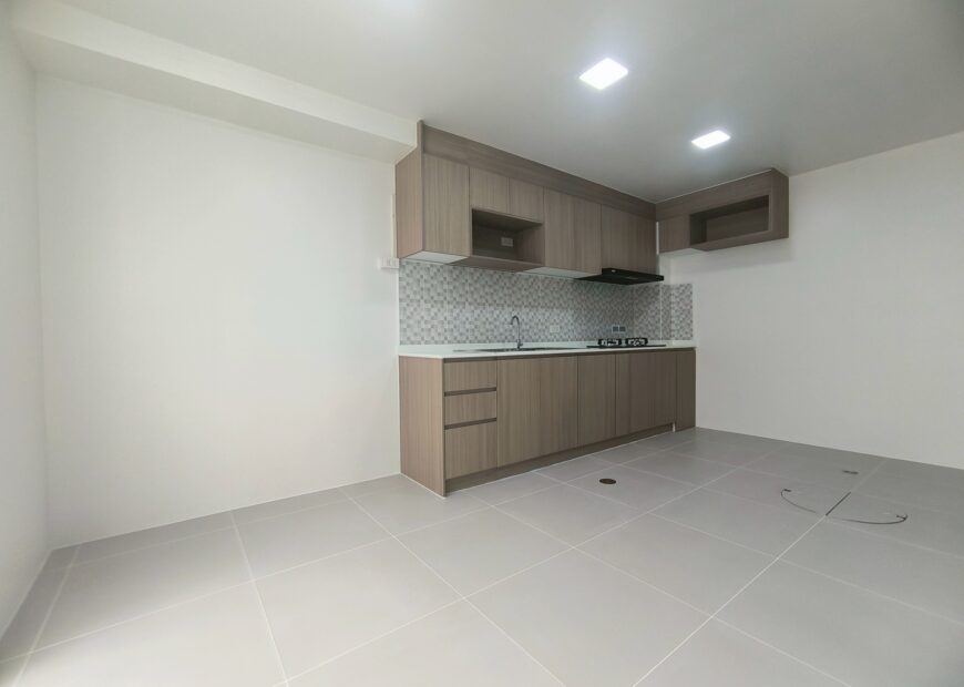 For rent: 2-story townhome in the Pleno Sukhumvit-Bangna 3 The front of the house is 6.65 meters wide, can park 2 cars, and also has a garden corner for planting trees. The location is near Mega Bangna and can travel via many routes, including Bangna-Trad and Buanakarin Road, Nam Daeng, Theparak. The front has a carport roof, the back has a roof extension and a kitchen is complete. Beautiful house, ready to move in.