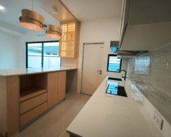 ขาย / ให้เช่า ทาวน์โฮม 2 ชั้น โครงการวิลลาจจิโอ 3 ศรีนครินทร์-บางนา เข้าออกได้หลายเส้นทาง ทั้งบางนา-ตราด กม.5 , ศรีนครินทร์ (หนามแดง) , เทพารักษ์ เดินทางไปเมกาบางนาเพียงไม่กี่นาที (เลียบทางด่วน) บ้านแปลงมุม มีชั้นลอยในห้องนอนใหญ่ Built ครัว และบริเวณที่วางทีวีเรียบร้อย