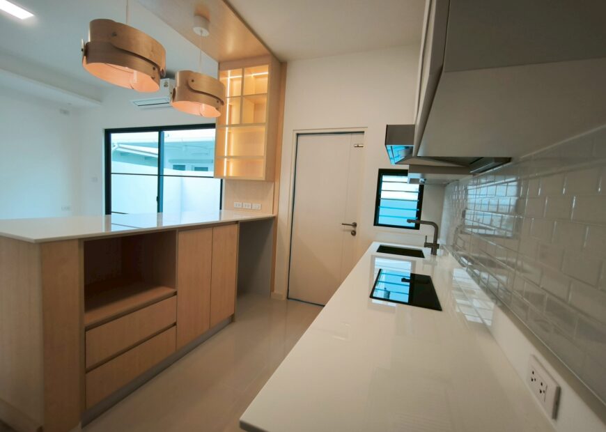 ขาย / ให้เช่า ทาวน์โฮม 2 ชั้น โครงการวิลลาจจิโอ 3 ศรีนครินทร์-บางนา เข้าออกได้หลายเส้นทาง ทั้งบางนา-ตราด กม.5 , ศรีนครินทร์ (หนามแดง) , เทพารักษ์ เดินทางไปเมกาบางนาเพียงไม่กี่นาที (เลียบทางด่วน) บ้านแปลงมุม มีชั้นลอยในห้องนอนใหญ่ Built ครัว และบริเวณที่วางทีวีเรียบร้อย