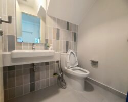 For rent: 2-story townhome near Mega Bangna, best location in the area, Indy 2 Bangna-Ramkhamhaeng 2, the front of the house faces south, the back of the house has an awning and artificial grass, beautiful house, clean, fully furnished, ready to move in.