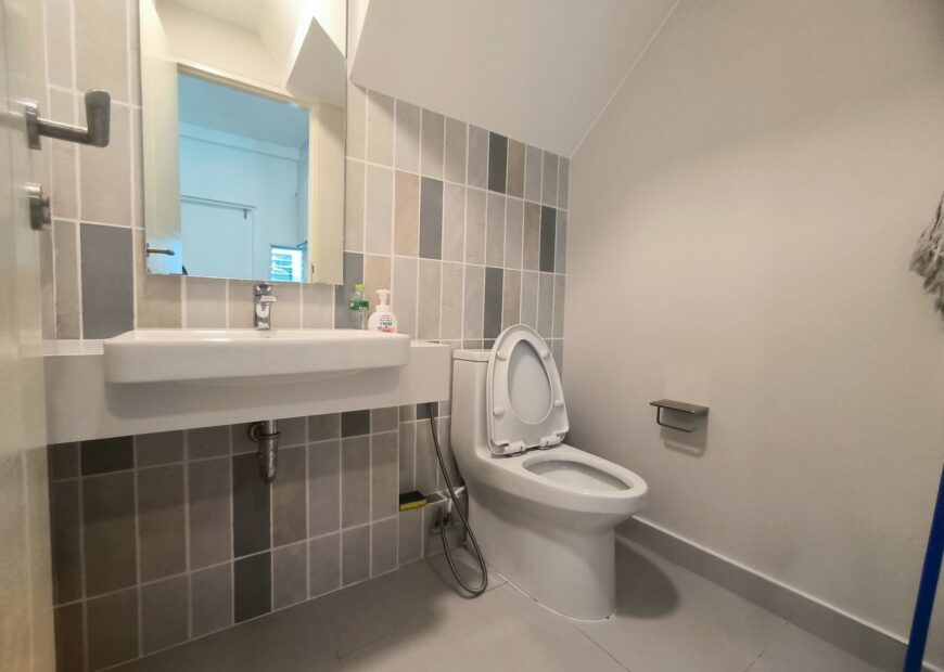 For rent: 2-story townhome near Mega Bangna, best location in the area, Indy 2 Bangna-Ramkhamhaeng 2, the front of the house faces south, the back of the house has an awning and artificial grass, beautiful house, clean, fully furnished, ready to move in.