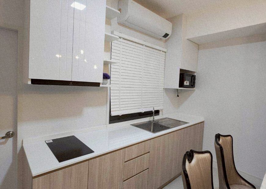 For rent: 2-story townhome in the Pleno Sukhumvit-Bangna 2, Good location, just 3 minutes from Mega Bangna. Fully furnished, with an awning in front of the house. Flooring and a roof for the awning at the back of the house. ready to move in.