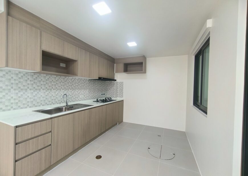 For rent: 2-story townhome in the Pleno Sukhumvit-Bangna 3 The front of the house is 6.65 meters wide, can park 2 cars, and also has a garden corner for planting trees. The location is near Mega Bangna and can travel via many routes, including Bangna-Trad and Buanakarin Road, Nam Daeng, Theparak. The front has a carport roof, the back has a roof extension and a kitchen is complete. Beautiful house, ready to move in.