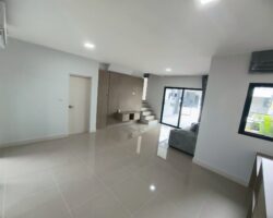 For rent: 2-story townhome in the Pleno Sukhumvit-Bangna 3 The front of the house is 6.65 meters wide, can park 2 cars, and also has a garden corner for planting trees. The location is near Mega Bangna and can travel via many routes, including Bangna-Trad and Buanakarin Road, Nam Daeng, Theparak. The front has a carport roof, the back has a roof extension and a kitchen is complete. Beautiful house, ready to move in.