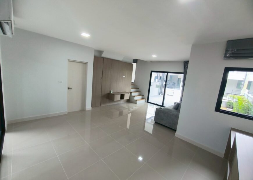 For rent: 2-story townhome in the Pleno Sukhumvit-Bangna 3 The front of the house is 6.65 meters wide, can park 2 cars, and also has a garden corner for planting trees. The location is near Mega Bangna and can travel via many routes, including Bangna-Trad and Buanakarin Road, Nam Daeng, Theparak. The front has a carport roof, the back has a roof extension and a kitchen is complete. Beautiful house, ready to move in.