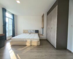 For rent: 2-story townhome near Mega Bangna, best location in the area, Indy 2 Bangna-Ramkhamhaeng 2, the front of the house faces south, the back of the house has an awning and artificial grass, beautiful house, clean, fully furnished, ready to move in.