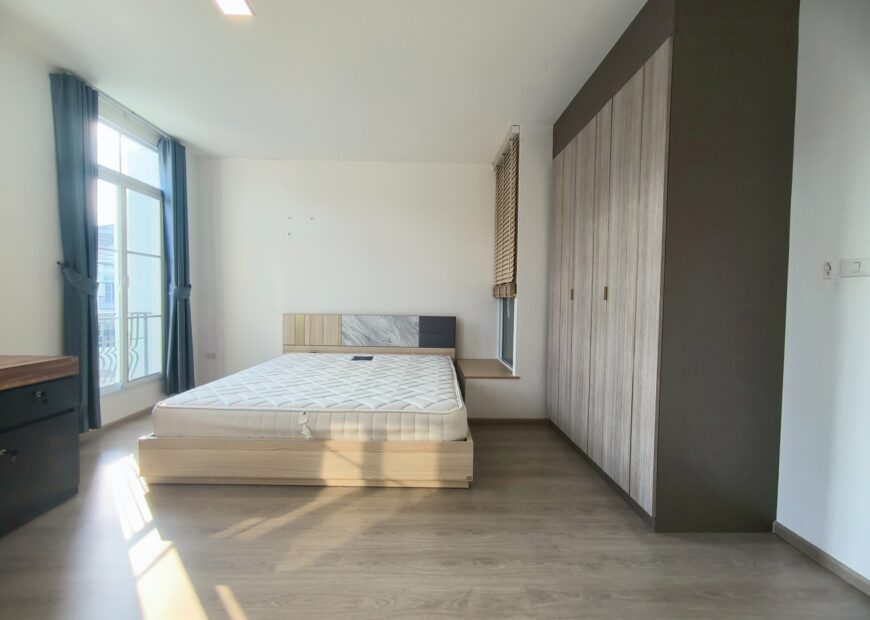 For rent: 2-story townhome near Mega Bangna, best location in the area, Indy 2 Bangna-Ramkhamhaeng 2, the front of the house faces south, the back of the house has an awning and artificial grass, beautiful house, clean, fully furnished, ready to move in.