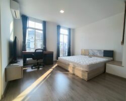 For rent: 2-story townhome near Mega Bangna, best location in the area, Indy 2 Bangna-Ramkhamhaeng 2, the front of the house faces south, the back of the house has an awning and artificial grass, beautiful house, clean, fully furnished, ready to move in.