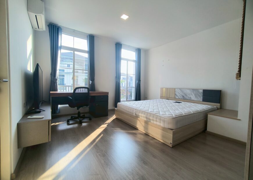 For rent: 2-story townhome near Mega Bangna, best location in the area, Indy 2 Bangna-Ramkhamhaeng 2, the front of the house faces south, the back of the house has an awning and artificial grass, beautiful house, clean, fully furnished, ready to move in.