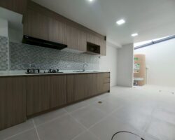 For rent: 2-story townhome in the Pleno Sukhumvit-Bangna 3 The front of the house is 6.65 meters wide, can park 2 cars, and also has a garden corner for planting trees. The location is near Mega Bangna and can travel via many routes, including Bangna-Trad and Buanakarin Road, Nam Daeng, Theparak. The front has a carport roof, the back has a roof extension and a kitchen is complete. Beautiful house, ready to move in.