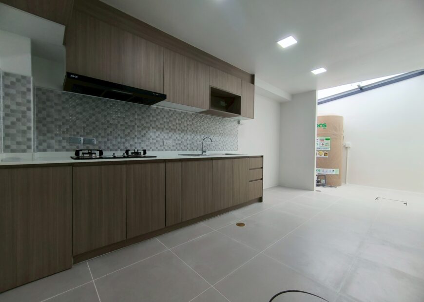 For rent: 2-story townhome in the Pleno Sukhumvit-Bangna 3 The front of the house is 6.65 meters wide, can park 2 cars, and also has a garden corner for planting trees. The location is near Mega Bangna and can travel via many routes, including Bangna-Trad and Buanakarin Road, Nam Daeng, Theparak. The front has a carport roof, the back has a roof extension and a kitchen is complete. Beautiful house, ready to move in.