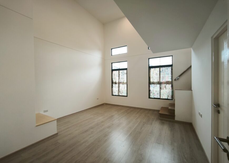 ขาย / ให้เช่า ทาวน์โฮม 2 ชั้น โครงการวิลลาจจิโอ 3 ศรีนครินทร์-บางนา เข้าออกได้หลายเส้นทาง ทั้งบางนา-ตราด กม.5 , ศรีนครินทร์ (หนามแดง) , เทพารักษ์ เดินทางไปเมกาบางนาเพียงไม่กี่นาที (เลียบทางด่วน) บ้านแปลงมุม มีชั้นลอยในห้องนอนใหญ่ Built ครัว และบริเวณที่วางทีวีเรียบร้อย