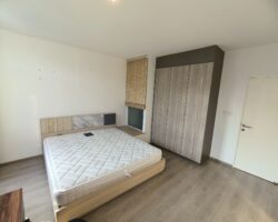 For rent: 2-story townhome near Mega Bangna, best location in the area, Indy 2 Bangna-Ramkhamhaeng 2, the front of the house faces south, the back of the house has an awning and artificial grass, beautiful house, clean, fully furnished, ready to move in.