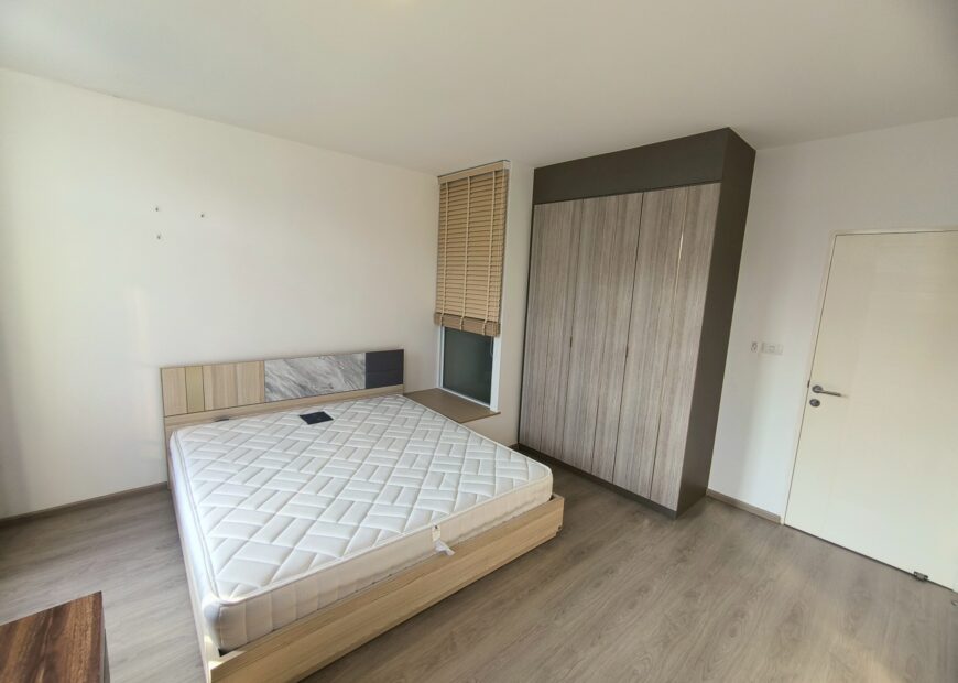 For rent: 2-story townhome near Mega Bangna, best location in the area, Indy 2 Bangna-Ramkhamhaeng 2, the front of the house faces south, the back of the house has an awning and artificial grass, beautiful house, clean, fully furnished, ready to move in.