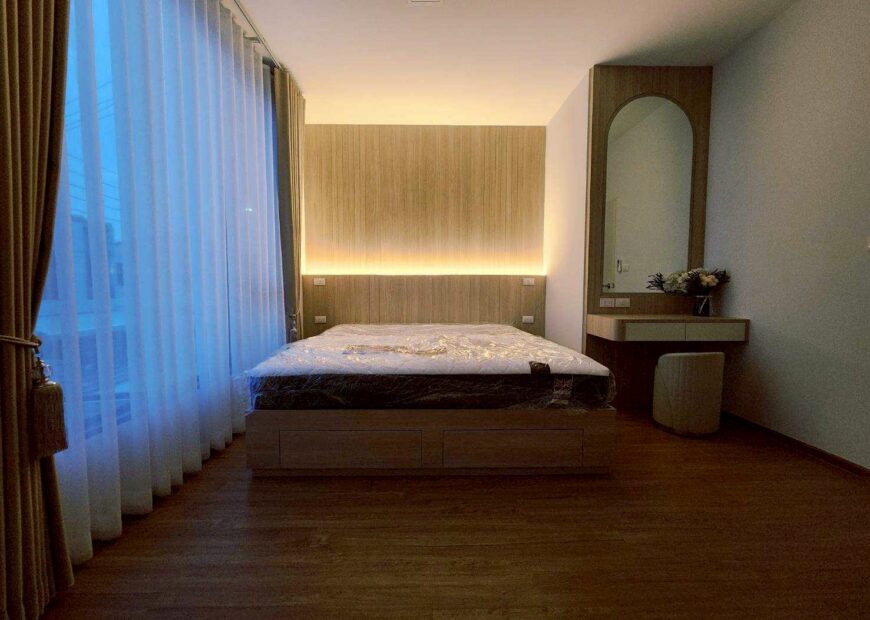 For rent: 2-story townhome in the Pleno Sukhumvit-Bangna 2, Good location, just 3 minutes from Mega Bangna. Fully furnished, with an awning in front of the house. Flooring and a roof for the awning at the back of the house. ready to move in.