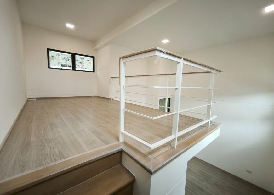 ขาย / ให้เช่า ทาวน์โฮม 2 ชั้น โครงการวิลลาจจิโอ 3 ศรีนครินทร์-บางนา เข้าออกได้หลายเส้นทาง ทั้งบางนา-ตราด กม.5 , ศรีนครินทร์ (หนามแดง) , เทพารักษ์ เดินทางไปเมกาบางนาเพียงไม่กี่นาที (เลียบทางด่วน) บ้านแปลงมุม มีชั้นลอยในห้องนอนใหญ่ Built ครัว และบริเวณที่วางทีวีเรียบร้อย