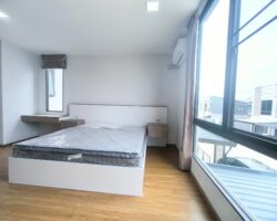 For rent: 2-story townhome in the Pleno Sukhumvit-Bangna 3 The front of the house is 6.65 meters wide, can park 2 cars, and also has a garden corner for planting trees. The location is near Mega Bangna and can travel via many routes, including Bangna-Trad and Buanakarin Road, Nam Daeng, Theparak. The front has a carport roof, the back has a roof extension and a kitchen is complete. Beautiful house, ready to move in.