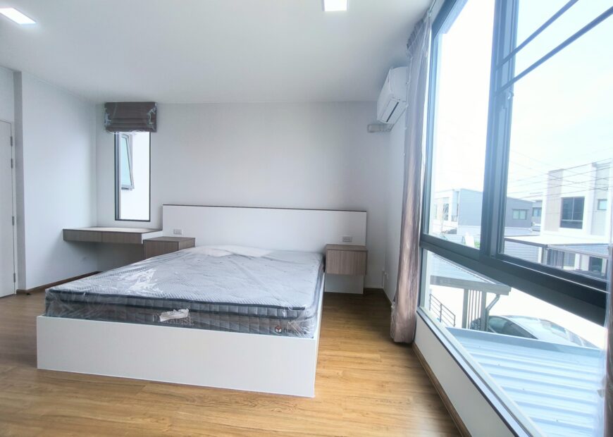 For rent: 2-story townhome in the Pleno Sukhumvit-Bangna 3 The front of the house is 6.65 meters wide, can park 2 cars, and also has a garden corner for planting trees. The location is near Mega Bangna and can travel via many routes, including Bangna-Trad and Buanakarin Road, Nam Daeng, Theparak. The front has a carport roof, the back has a roof extension and a kitchen is complete. Beautiful house, ready to move in.