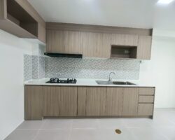 For rent: 2-story townhome in the Pleno Sukhumvit-Bangna 3 The front of the house is 6.65 meters wide, can park 2 cars, and also has a garden corner for planting trees. The location is near Mega Bangna and can travel via many routes, including Bangna-Trad and Buanakarin Road, Nam Daeng, Theparak. The front has a carport roof, the back has a roof extension and a kitchen is complete. Beautiful house, ready to move in.