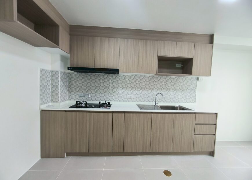 For rent: 2-story townhome in the Pleno Sukhumvit-Bangna 3 The front of the house is 6.65 meters wide, can park 2 cars, and also has a garden corner for planting trees. The location is near Mega Bangna and can travel via many routes, including Bangna-Trad and Buanakarin Road, Nam Daeng, Theparak. The front has a carport roof, the back has a roof extension and a kitchen is complete. Beautiful house, ready to move in.