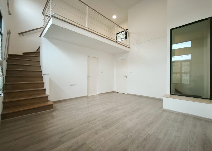 ขาย / ให้เช่า ทาวน์โฮม 2 ชั้น โครงการวิลลาจจิโอ 3 ศรีนครินทร์-บางนา เข้าออกได้หลายเส้นทาง ทั้งบางนา-ตราด กม.5 , ศรีนครินทร์ (หนามแดง) , เทพารักษ์ เดินทางไปเมกาบางนาเพียงไม่กี่นาที (เลียบทางด่วน) บ้านแปลงมุม มีชั้นลอยในห้องนอนใหญ่ Built ครัว และบริเวณที่วางทีวีเรียบร้อย