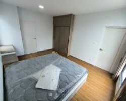 For rent: 2-story townhome in the Pleno Sukhumvit-Bangna 3 The front of the house is 6.65 meters wide, can park 2 cars, and also has a garden corner for planting trees. The location is near Mega Bangna and can travel via many routes, including Bangna-Trad and Buanakarin Road, Nam Daeng, Theparak. The front has a carport roof, the back has a roof extension and a kitchen is complete. Beautiful house, ready to move in.