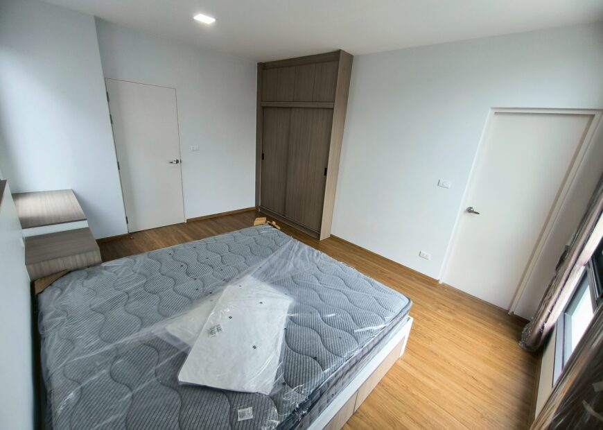 For rent: 2-story townhome in the Pleno Sukhumvit-Bangna 3 The front of the house is 6.65 meters wide, can park 2 cars, and also has a garden corner for planting trees. The location is near Mega Bangna and can travel via many routes, including Bangna-Trad and Buanakarin Road, Nam Daeng, Theparak. The front has a carport roof, the back has a roof extension and a kitchen is complete. Beautiful house, ready to move in.