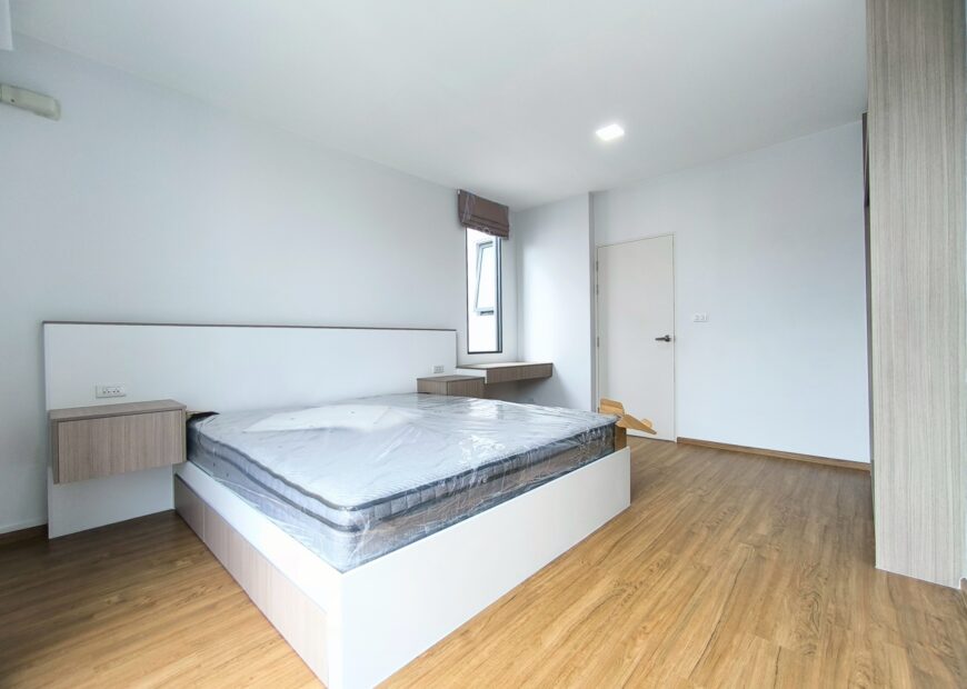 For rent: 2-story townhome in the Pleno Sukhumvit-Bangna 3 The front of the house is 6.65 meters wide, can park 2 cars, and also has a garden corner for planting trees. The location is near Mega Bangna and can travel via many routes, including Bangna-Trad and Buanakarin Road, Nam Daeng, Theparak. The front has a carport roof, the back has a roof extension and a kitchen is complete. Beautiful house, ready to move in.