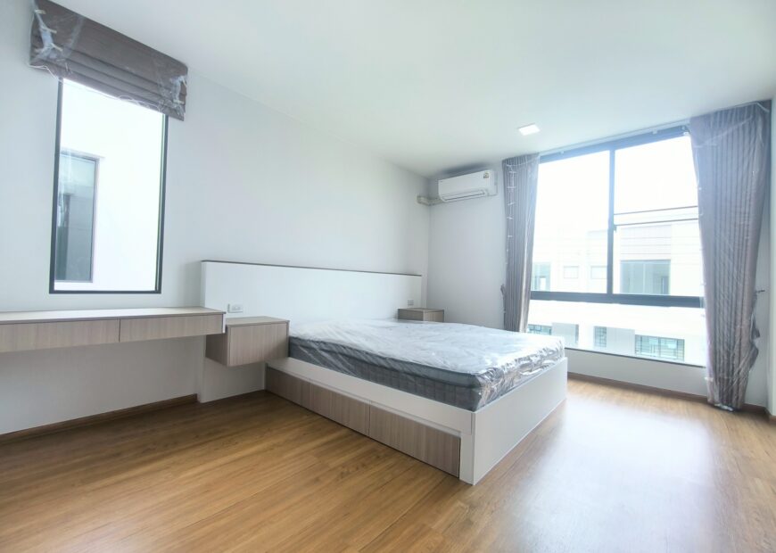 For rent: 2-story townhome in the Pleno Sukhumvit-Bangna 3 The front of the house is 6.65 meters wide, can park 2 cars, and also has a garden corner for planting trees. The location is near Mega Bangna and can travel via many routes, including Bangna-Trad and Buanakarin Road, Nam Daeng, Theparak. The front has a carport roof, the back has a roof extension and a kitchen is complete. Beautiful house, ready to move in.