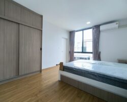 For rent: 2-story townhome in the Pleno Sukhumvit-Bangna 3 The front of the house is 6.65 meters wide, can park 2 cars, and also has a garden corner for planting trees. The location is near Mega Bangna and can travel via many routes, including Bangna-Trad and Buanakarin Road, Nam Daeng, Theparak. The front has a carport roof, the back has a roof extension and a kitchen is complete. Beautiful house, ready to move in.