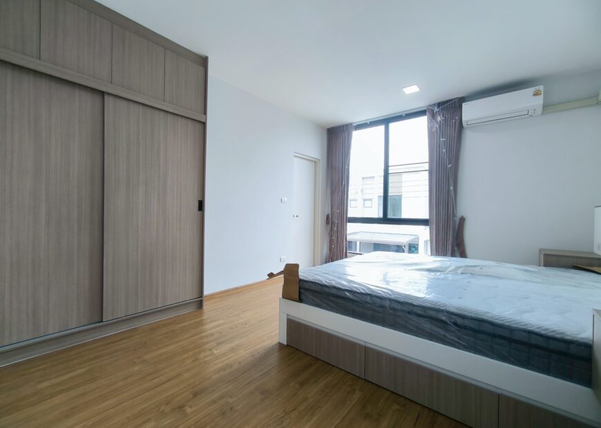 For rent: 2-story townhome in the Pleno Sukhumvit-Bangna 3 The front of the house is 6.65 meters wide, can park 2 cars, and also has a garden corner for planting trees. The location is near Mega Bangna and can travel via many routes, including Bangna-Trad and Buanakarin Road, Nam Daeng, Theparak. The front has a carport roof, the back has a roof extension and a kitchen is complete. Beautiful house, ready to move in.