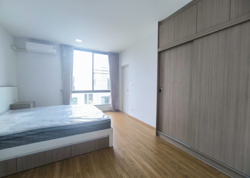 For rent: 2-story townhome in the Pleno Sukhumvit-Bangna 3 The front of the house is 6.65 meters wide, can park 2 cars, and also has a garden corner for planting trees. The location is near Mega Bangna and can travel via many routes, including Bangna-Trad and Buanakarin Road, Nam Daeng, Theparak. The front has a carport roof, the back has a roof extension and a kitchen is complete. Beautiful house, ready to move in.