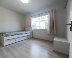 For rent: 2-story townhome near Mega Bangna, best location in the area, Indy 2 Bangna Km. 7. The front has an electric awning and shade trees. The back has an awning that can be opened or closed and the floor is neat. Beautiful house, ready to move in.