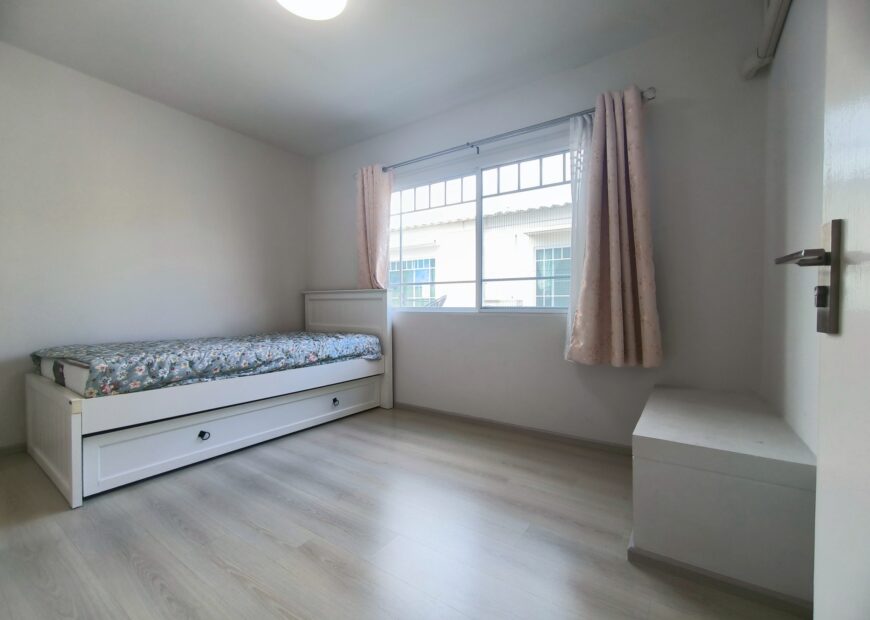 For rent: 2-story townhome near Mega Bangna, best location in the area, Indy 2 Bangna Km. 7. The front has an electric awning and shade trees. The back has an awning that can be opened or closed and the floor is neat. Beautiful house, ready to move in.