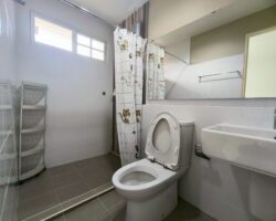 For rent: 2-story townhome near Mega Bangna, best location in the area, Indy 2 Bangna Km. 7. The front has an electric awning and shade trees. The back has an awning that can be opened or closed and the floor is neat. Beautiful house, ready to move in.